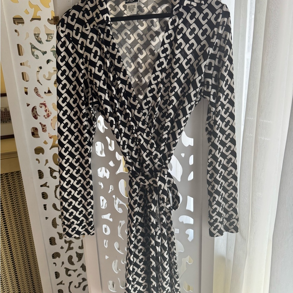 Black and White Geometric DVF Wrap Dress size 14, 100% silk